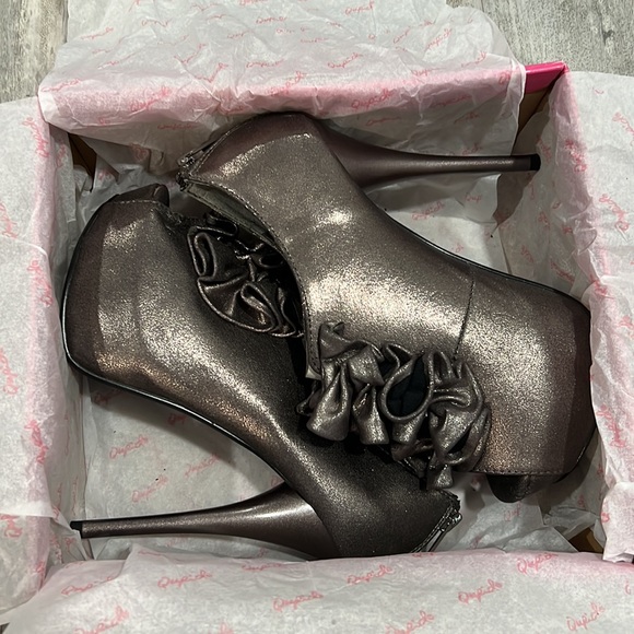 Qupid Ruffled Platform Bootie - Picture 13 of 15